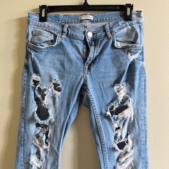 ZARA WOMEN PREMIUM DENIM DISTRESSED ANKLE JEANS RIPPED LIGHT WASH SIZE 4 - Picture 3 of 6